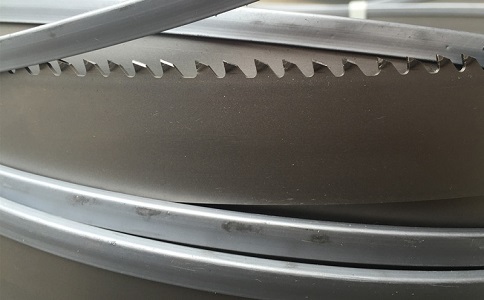 娄底为何在切割硬度高的钛合金材料时需要将带锯条切削液的浓度加高？